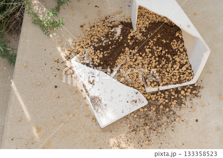 割れた植木鉢 割れた植木鉢 133358523