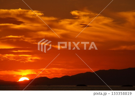 片男波からの夕日 133358819