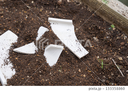 割れた陶器のかけら 割れた陶器のかけら 133358860