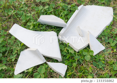 割れた陶器のかけら 133358862