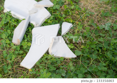 割れた陶器のかけら 133358863