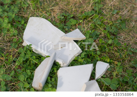 割れた陶器のかけら 割れた陶器のかけら 133358864