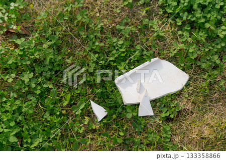 割れた陶器のかけら 133358866