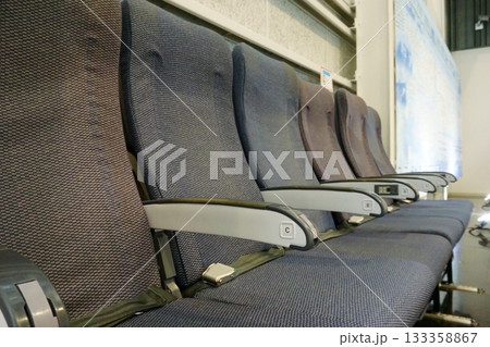 あいち航空ミュージアム　展示室のイス 133358867