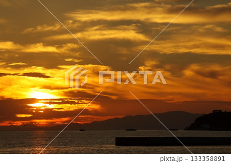 片男波の夕景 133358891