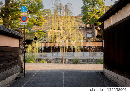 岡山県倉敷市の人気観光地の美観地区　早朝の晴天のもとで美観地区を歩く 133358901