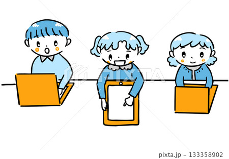 パソコンやタブレットで学習する子ども達 133358902