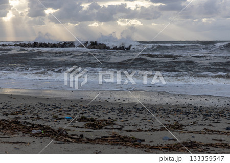 荒れた冬の日本海 荒れた冬の日本海 133359547