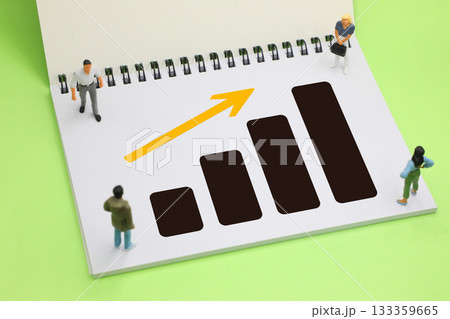上向きグラフ　業績アップのイメージ 133359665