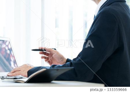 ノートパソコンで仕事をする中高年ビジネスマン ノートパソコンで仕事をする中高年ビジネスマン 133359666