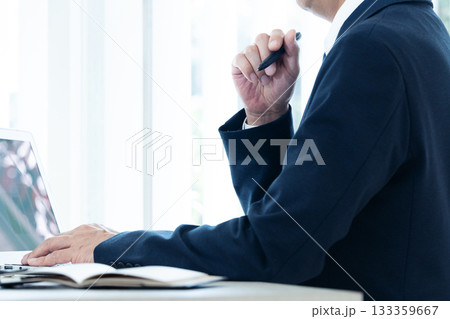 ノートパソコンで仕事をする中高年ビジネスマン ノートパソコンで仕事をする中高年ビジネスマン 133359667