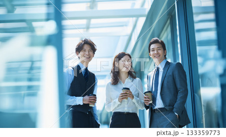 オフィスでのビジネスパーソン・休憩 オフィスでのビジネスパーソン・休憩 133359773