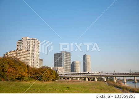 秋の二子玉川の風景(ビル看板削除済み) 秋の二子玉川の風景(ビル看板削除済み) 133359855