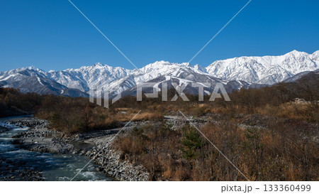 冠雪した晩秋の北アルプス　長野県白馬村 133360499