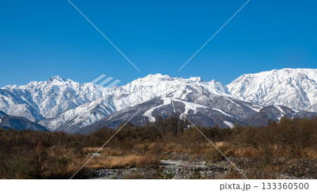 冠雪した晩秋の北アルプス　長野県白馬村 133360500