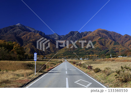 秋の紅葉に染まる山並み 133360550