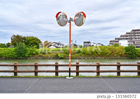 草加市散歩：サイドミラー　綾瀬川　埼玉県草加市 133360572