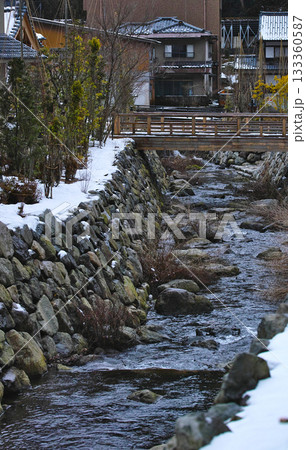 雪残る永平寺川と木橋の冬景色 133360587