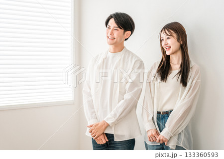 マイホームのリビングにいる若いアジア人カップル（婚活,恋活,パートナー,ディンクス,恋人,恋愛） 133360593
