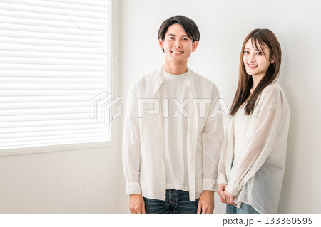 マイホームのリビングにいる若いアジア人カップル(婚活,恋活,パートナー,ディンクス,恋人,恋愛) マイホームのリビングにいる若いアジア人カップル(婚活,恋活,パートナー,ディンクス,恋人,恋愛) 133360595