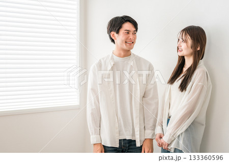 マイホームのリビングにいる若いアジア人カップル（婚活,恋活,パートナー,ディンクス,恋人,恋愛） 133360596