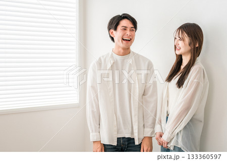 マイホームのリビングにいる若いアジア人カップル(婚活,恋活,パートナー,ディンクス,恋人,恋愛) マイホームのリビングにいる若いアジア人カップル(婚活,恋活,パートナー,ディンクス,恋人,恋愛) 133360597
