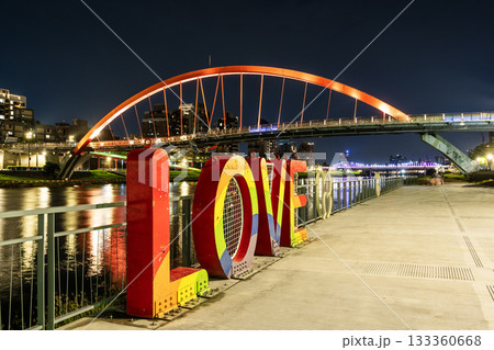 Night view of the Rainbow Bridge in Neihu of Taipei, Taiwan. It lies across the Keelung River. 133360668