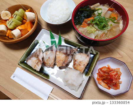 和食レストランで食べる冬の味覚～焼き魚定食・寒ブリの塩焼き(ごはん・豚汁・デザート付の和食セット) 133360854