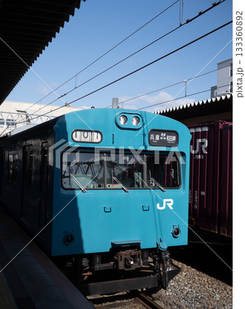 山陽本線の大久保駅に止まっている和田岬線の列車の不思議な風景 133360892
