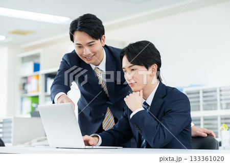 オフィスで働く若いビジネスマン 133361020