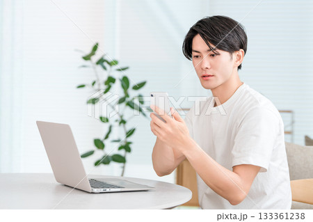 パソコンとスマホを使う若いアジア人男性(投資,マネーリテラシー,資産形成,資産管理) パソコンとスマホを使う若いアジア人男性(投資,マネーリテラシー,資産形成,資産管理) 133361238