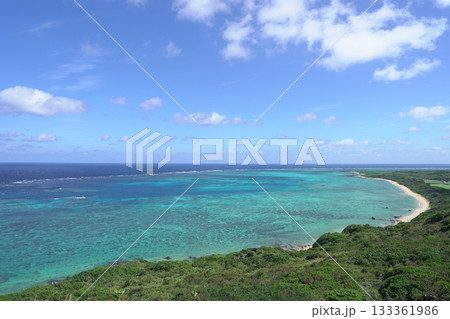 石垣島・平久保崎からの絶景:サンゴ礁が広がるエメラルドグリーンの海岸線 石垣島・平久保崎からの絶景:サンゴ礁が広がるエメラルドグリーンの海岸線 133361986