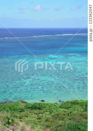 石垣島・平久保崎からの絶景：サンゴ礁が広がるエメラルドグリーンの海岸線 133362047