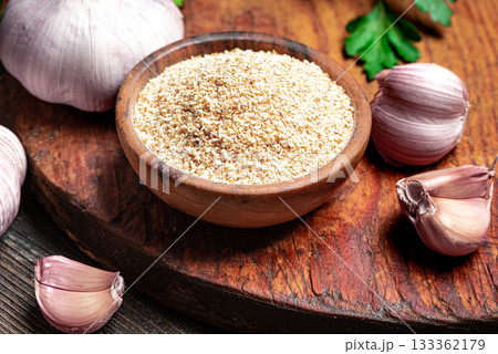 Garlic Powder and garlic cloves 133362179
