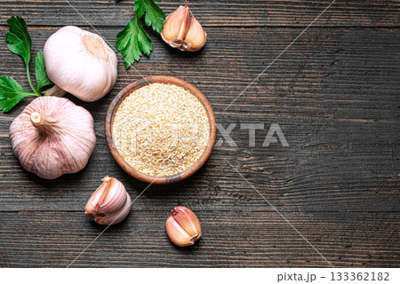 Garlic Powder in wooden bowl 133362182