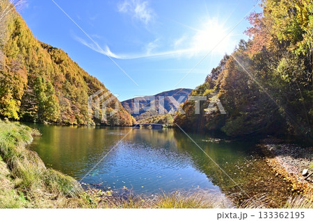 秋の晴れた朝 紅葉の湖 秋の晴れた朝 紅葉の湖 133362195