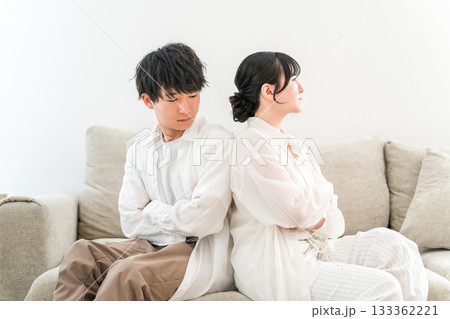 喧嘩をする男女（夫婦喧嘩,喧嘩,怒る,口論,イライラ,不満,ストレス） 133362221