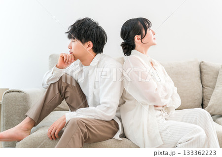 喧嘩をする男女(夫婦喧嘩,喧嘩,怒る,口論,イライラ,不満,ストレス) 喧嘩をする男女(夫婦喧嘩,喧嘩,怒る,口論,イライラ,不満,ストレス) 133362223
