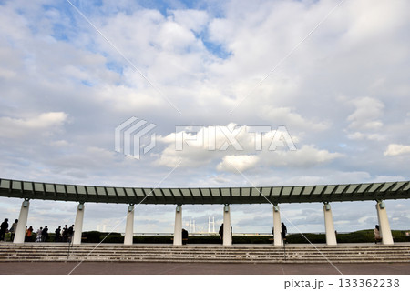 真っ青な空に白い雲が浮かぶ港の見える丘公園 133362238