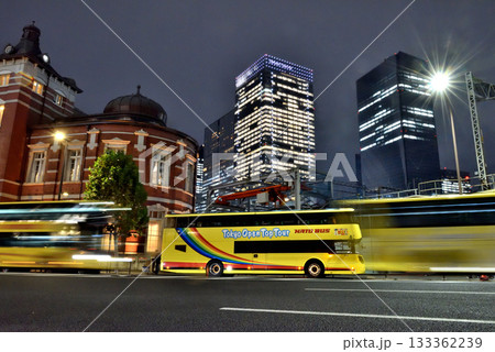 東京駅丸の内南口の観光バス乗り場付近夜景 133362239