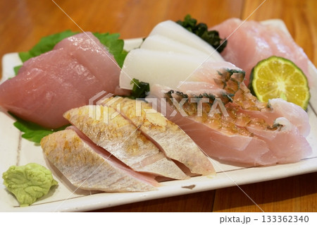 沖縄の居酒屋：イラブチャー、マグロなど地魚の新鮮な刺身盛り合わせ 133362340