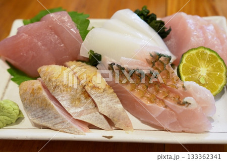 沖縄の居酒屋:イラブチャー、マグロなど地魚の新鮮な刺身盛り合わせ 沖縄の居酒屋:イラブチャー、マグロなど地魚の新鮮な刺身盛り合わせ 133362341