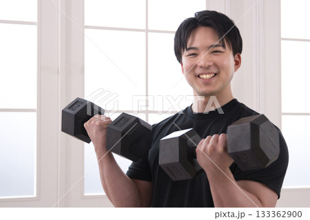 ダンベルで筋トレをする20代男性 ダンベルで筋トレをする20代男性 133362900