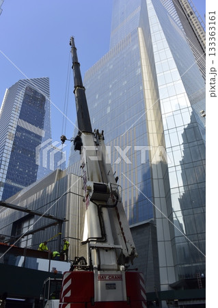 ニューヨーク　マンハッタン　工事痛のクレーンと構想ビル 133363161
