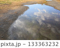 水たまりに映る雲 133363232