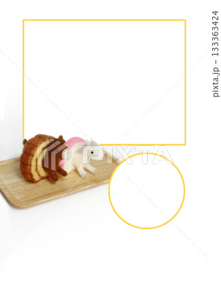 伊達巻に埋まっている馬と蒲鉾に埋まっている馬のフォトフレーム年賀状（縁入り）・文字なし 133363424