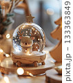 木製トナカイスノードーム — Wooden Reindeer Snow Globe — 133363849