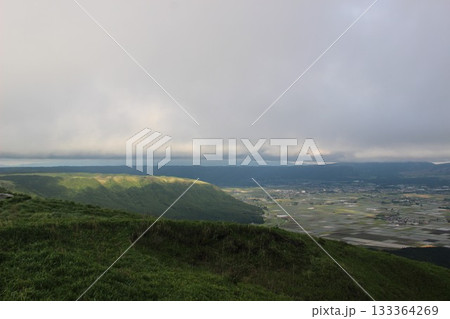 大観峰展望台からの眺望『熊本県阿蘇市”大観峰”阿蘇の自然と雲』　山と街並み 133364269