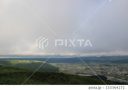 大観峰展望台からの眺望『熊本県阿蘇市”大観峰”阿蘇の自然と雲』 山と街並み 大観峰展望台からの眺望『熊本県阿蘇市”大観峰”阿蘇の自然と雲』 山と街並み 133364271