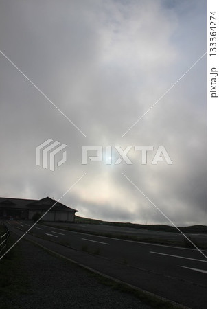 大観峰展望台からの眺望『熊本県阿蘇市”大観峰”阿蘇の自然と雲』　山と街並み 133364274